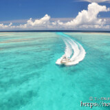 真っ白な波の軌跡を残して走るボート