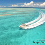 池間ブルーの海と波の軌跡
