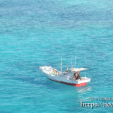 池間ブルーの海に浮かぶ漁船