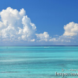 池間ブルーの海と入道雲