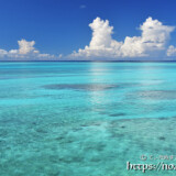 池間ブルーの海と入道雲