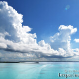 池間ブルーの海に浮かぶ入道雲