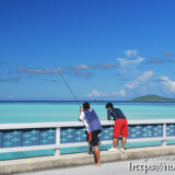 池間大橋の上で釣りをする子供達