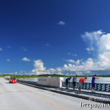 池間大橋の上で釣りをする子供達