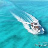 池間ブルーの海を疾走するボート