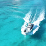 池間ブルーの海を疾走するボート