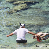 素潜り漁をする島人-サバウツガー