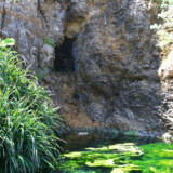 断崖の下の湧き水-ムイガー