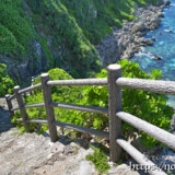断崖の下に続く石段--サバウツガー