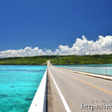 来間大橋と来間島上空の入道雲