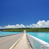 来間大橋と来間島の入道雲