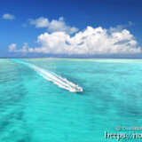 池間大橋の下を通るボート