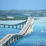 伊良部大橋の下を通るボート