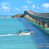 池間大橋の下を通る漁船