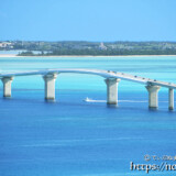 伊良部大橋の下を通るボート