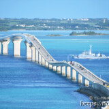 伊良部大橋の下を通るフェリー
