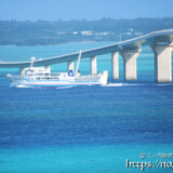 伊良部大橋の下を通るフェリー