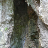 ぽっかりとあいた洞窟-大竹中洞窟