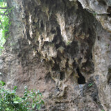 侵食された琉球石灰岩の壁-大竹中洞窟
