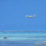着陸体制の飛行機と青い海-下地島17END-