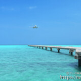 青い海の上を進む飛行機-下地島17END-