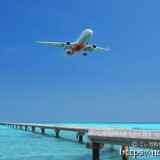 着陸体制の飛行機と青い海-下地島17END-