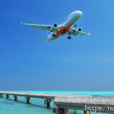 着陸体制の飛行機と青い海-下地島17END-