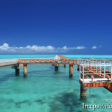 下地島17ENDの青い海に伸びる誘導路