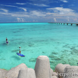 下地島17ENDの青い海とSUPを楽しむグループ