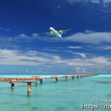 着陸する飛行機と青い海-下地島17END-