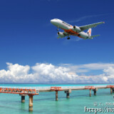 着陸体制の飛行機と青い海-下地島17END-