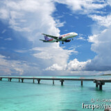 着陸体制の飛行機と青い海-下地島17END-