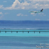 青い海と着陸体制の飛行機-下地島17END-
