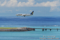 着陸する飛行機と青い海-下地島17END-