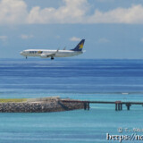 着陸する飛行機と青い海-下地島17END-
