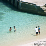 来間漁港で遊ぶ子供たち-松の木展望台より