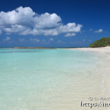 打ち寄せる青い波