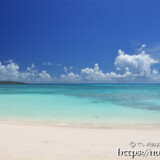 ビーチと入道雲