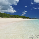 打ち寄せる青い波