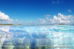べた凪の水面に映る波紋-シギラビーチ-