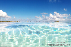 水面から見える波紋と夏の空-シギラビーチ-