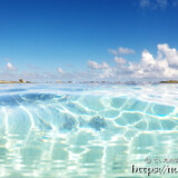 水面から見える波紋と夏の空-シギラビーチ-