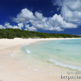 打ち寄せる波と夏の雲