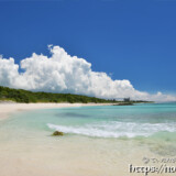 打ち寄せる波と入道雲