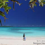 波打ち際を歩く釣り人