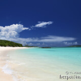 打ち寄せる波と入道雲