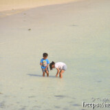 浅瀬で遊ぶ子供たち-サンセットビーチ