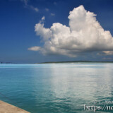海に浮かぶ入道雲と釣り人-トゥリバー
