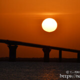 伊良部大橋の上に沈む夕陽-サンセットビーチ