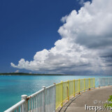 遊歩道と入道雲-トゥリバー-